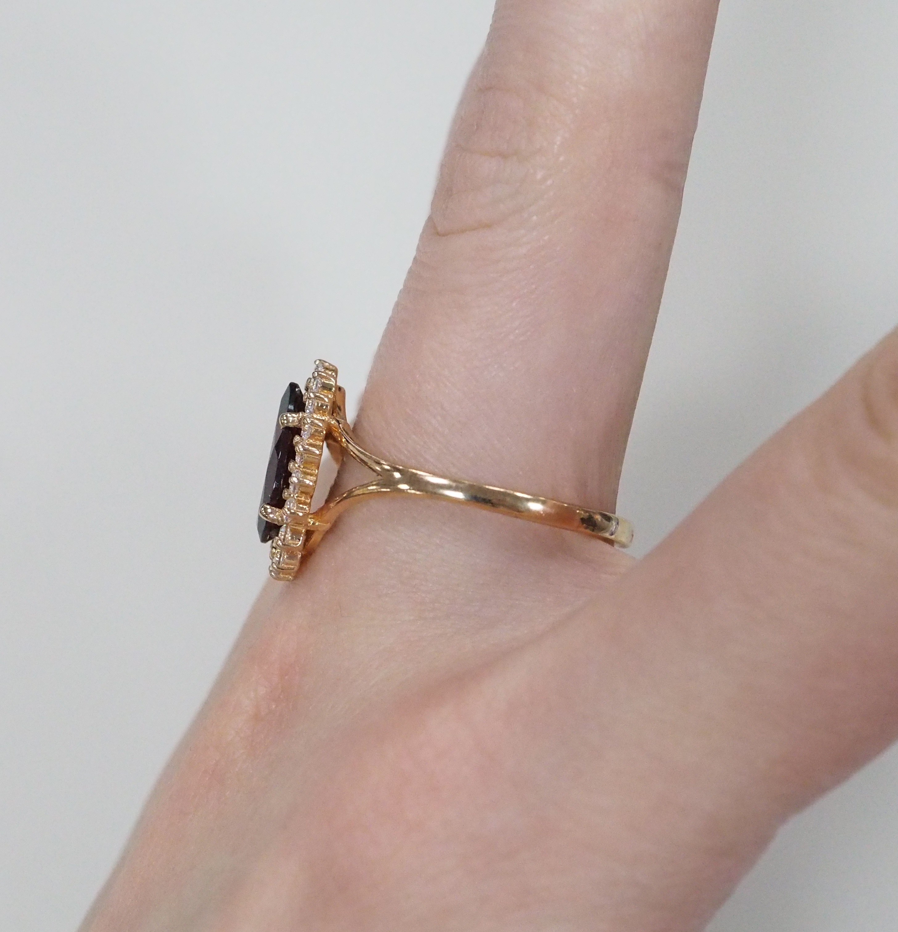 Серебряное кольцо 925 пробы; вставки 1 Ситалл цветом гранат, 18 Фианит бесцв.;